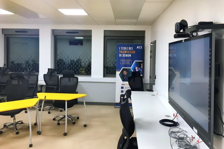 Salle interactive avec grand écran au campus AI2