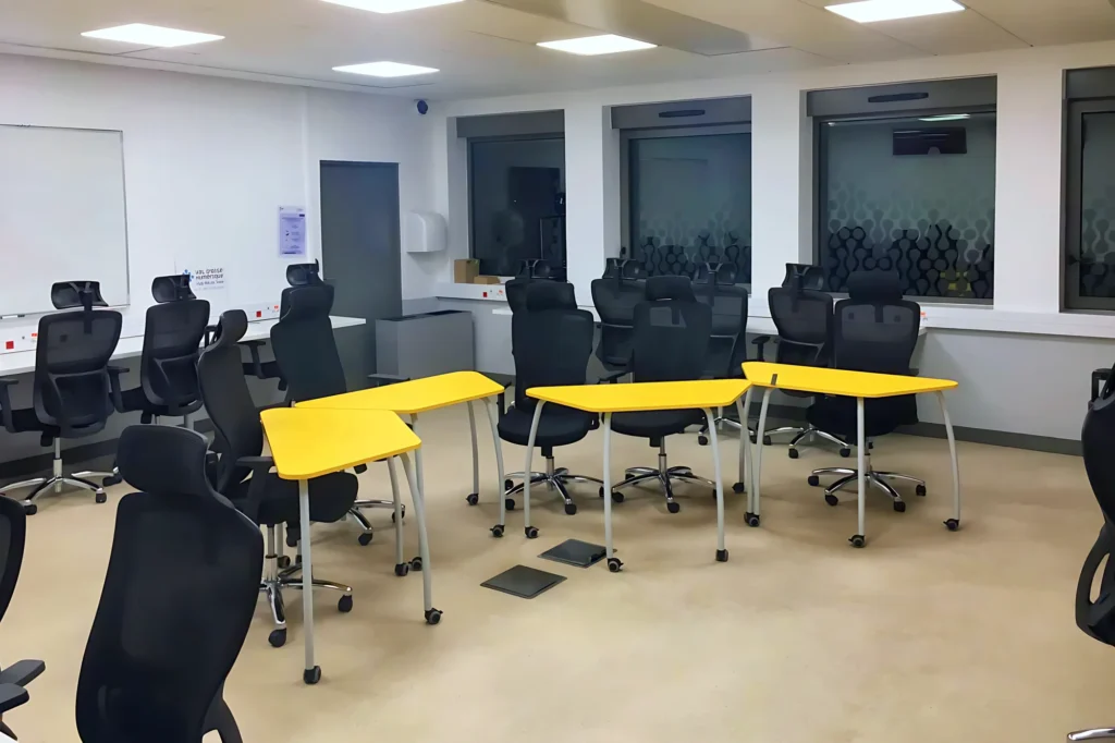 Salle informatique du campus AI2 à Écouen