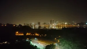 Le Plateau à Abidjan de nuit, vu depuis la lagune Ébrié
