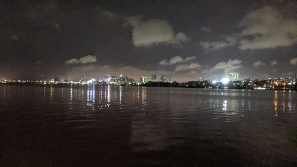 Abidjan de nuit, vue sur la lagune Ébrié