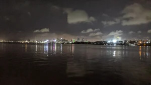 Abidjan de nuit, vue sur la lagune Ébrié