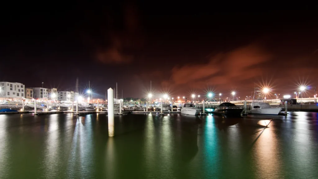 La marina de Rabat-Salé de nuit