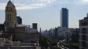L’avenue Habib-Bourguiba et la cathédrale Saint-Vincent-de-Paul à Tunis