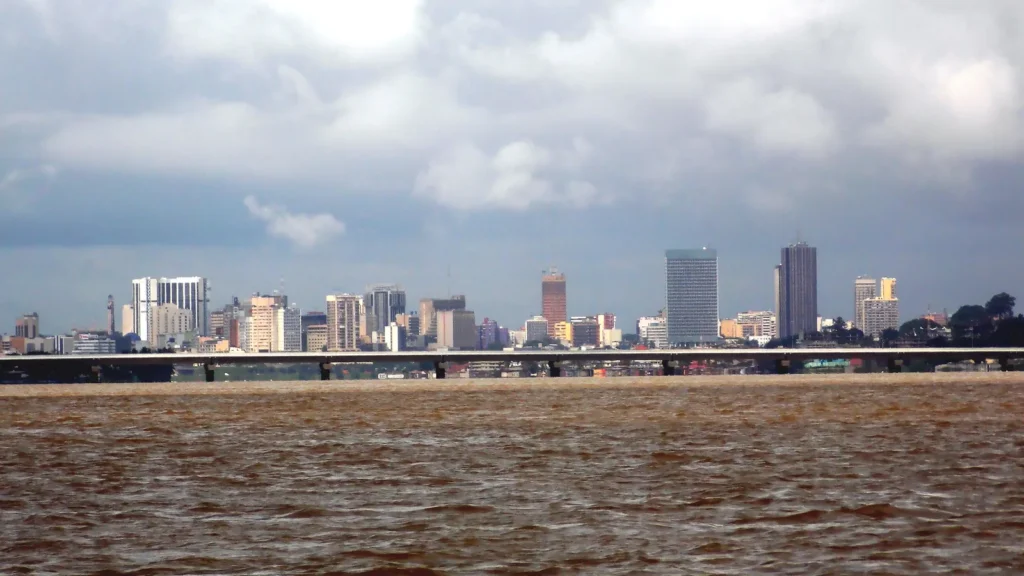 Le Plateau d’Abidjan vu depuis la lagune, près du pont Henri-Konan-Bédié