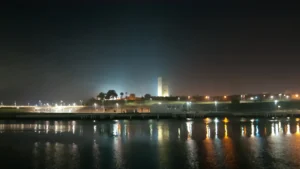 Le Bouregreg et la tour Hassan à Rabat, de nuit