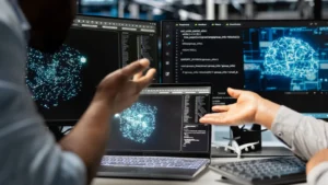 Équipe qui analyse des graphiques de données dans une salle de serveurs