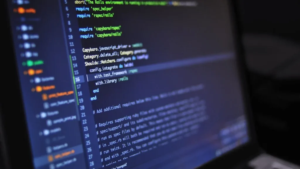 Développeur qui code sur un ordinateur portable
