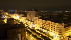 L’avenue Habib-Bourguiba à Tunis, de nuit